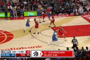 攻势如潮！巴恩斯双手背扣+助攻劳森三分 猛龙不到4分钟轰21-0！ - 资讯配图