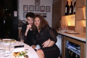 2米16与1米7！霍姆格伦官宣恋情，现女友是维拉中场埃利奥特前任 - 资讯配图