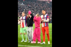 卡尔赛后庆祝身穿少女粉！巴拉克和帕夫洛维奇：他想出风头 - 资讯配图