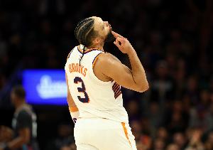 上强度！狄龙：防守库里的关键是让他陷入阵地消耗并增加身体对抗 - 资讯配图