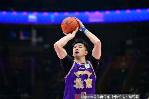 两双到手!邹雨宸17分钟9中6贡献17分11板 其中9前场板 - 资讯配图