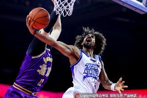 尽力局+1！杰克逊替补26分钟 23中12&三分12中6空砍34分4助2断 - 资讯配图