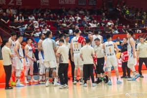回来了！京媒晒照：李楠指导在暂停中参与了北京男篮的布置 - 资讯配图