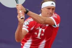 兹维列夫公开赛身穿奥利塞球衣，昨晚现场观战并前往更衣室祝贺 - 资讯配图