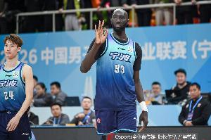 太高了!法尔半场10中8高效拿下17分6篮板 各种挂筐暴扣 - 资讯配图