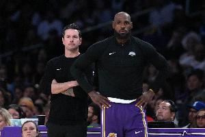媒体人：41岁老詹当核心不现实 NBA历史上这年纪基本都是板凳摆设 - 资讯配图