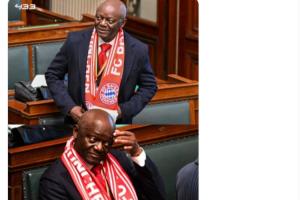 为儿子骄傲！孔帕尼议员父亲今天戴着拜仁围巾参加议会 - 资讯配图