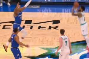 好运开始？布里奇斯中线接球直接轰进神奇压哨三分球 - 资讯配图