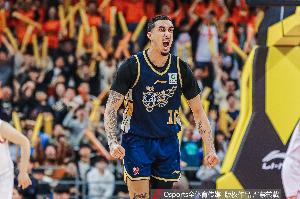 双枪乱舞！奎因&麦考尔打满首节合计11中7砍19分5助 但都身背2犯 - 资讯配图