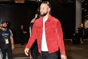 致敬对手!生死战面对太阳 库里上脚“奥运系列”配色Book 1战靴 - 资讯配图