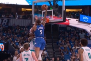 轻盈起飞！班凯罗中路接球 垫步滑翔隔扣迪亚巴特！ - 资讯配图