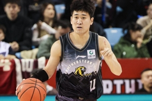 铁麻了!姜伟泽半场7中0&三分6中0仅拿3分1篮板 - 资讯配图