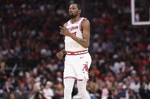 记者：杜兰特在本周的训练中右膝受伤 但火箭对伤情持乐观态度 - 资讯配图