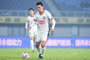 李扬在蓉城1-0三镇的比赛首发出战，迎生涯第100场中国顶级联赛 - 资讯配图