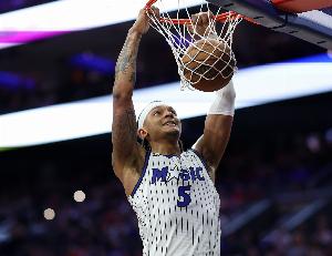 内线被凿穿了！黄蜂上半场得到37分 魔术在禁区也得到37分 - 资讯配图