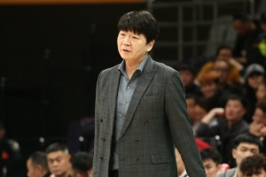 情绪激动!邱彪:教练组的安排出不出机会 谁能把球投进 谁能防 - 资讯配图