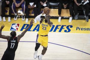 太抽象了！火箭前场板21-3&但93投仅35中 湖人少出手27次&多进5球 - 资讯配图