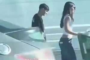 每体:球迷偶遇佩德里与女友逛超市,着装低调、与球迷合影 - 资讯配图