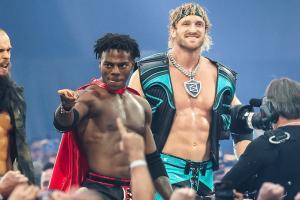 炸裂!顶流网红甲亢哥参加WWE 惊天一跳砸穿解说台 - 资讯配图