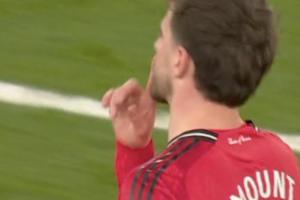 芒特踢飞皮球染黄，随后面对斯坦福桥的嘘声做出闭嘴手势 - 资讯配图