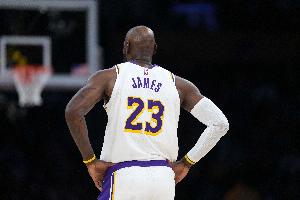 19分8板13助2断1帽！雷迪克：詹姆斯今天在攻防两端都倾尽全力 - 资讯配图
