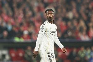 自责！马卡：皇马球员怒气冲冲回到更衣室，看到卡马文加独自痛哭 - 资讯配图