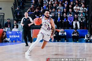 内外开花！杰伦·豪斯半场7中5砍下14分3板3助 三分3中2 - 资讯配图