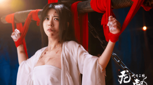 “黑神话萍萍”饰演者新作晒玉足！被鞭子抽打 木桩捆绑 - 资讯配图