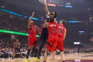 扣嗨了！阿伦弧顶变向过掉珀尔特尔 杀进篮下完成隔扣 - 资讯配图