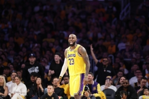 徐静雨：詹姆斯是NBA技术当之无愧的GOAT 他的进攻手段历史最丰富 - 资讯配图