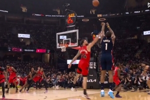 招牌动作！哈登持球单打 侧翼撤步三分洞穿篮心 - 资讯配图