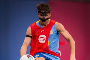 阿斯：费尔明戴着面具重返巴萨训练，此前停训数日以防伤口感染 - 资讯配图