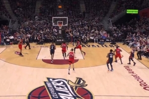 挺身而出！米切尔三分轰进 抢断后不看人妙传助斯特鲁斯压哨命中 - 资讯配图