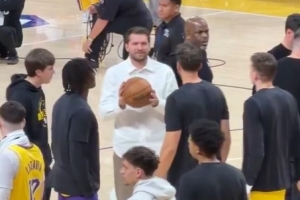 身穿白衬的东契奇在暂停时向队友要球拍一拍 ESPN：他想打球 - 资讯配图