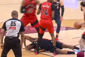 这是主场？哈登拼抢时被击中头部倒地 裁判就在眼前但没有表示 - 资讯配图