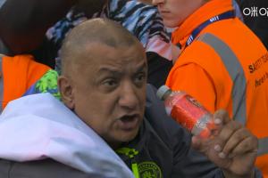 Bottle了？！转播镜头又拍到曼城球迷“水瓶哥”，他又拿起了瓶子 - 资讯配图