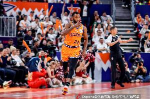 内外开花！弗格战旧主半场6中4贡献14分4助2断 三分5中3 - 资讯配图