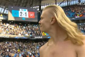 魔人切换金发美人形态！赛后哈兰德脱去上衣散开长发尽情庆祝！ - 资讯配图