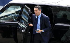 邮报：对阵阿森纳赛前，曼城主席现身训练基地激励球队斗志 - 资讯配图