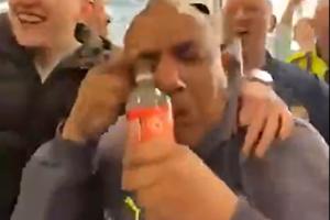 嘲讽升级！曼城球迷“水瓶哥”拧开阿森纳标志水瓶，开始接眼泪 - 资讯配图