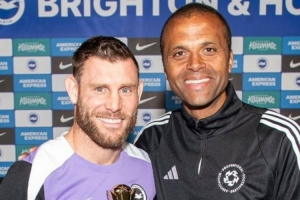 PFA向40岁米尔纳颁发纪念奖杯，祝贺其打破英超历史出场纪录 - 资讯配图