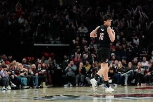 无数据进账~杨瀚森末节登场 历史第5位在NBA季后赛登场的中国球员 - 资讯配图