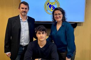 阿斯：哈维·纳瓦罗在青年欧冠的表现，除了冠以“圣徒”别无他选 - 资讯配图