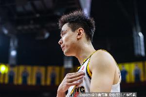 赵继伟回球迷：想找地缝钻进去 什么场面都见过但今天就呵呵俩字 - 资讯配图