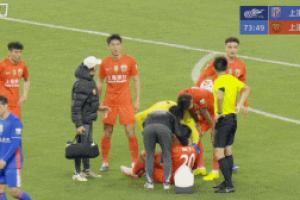 足球报评杨世元“脑震荡”换人：保护球员的善意条款被钻空子 - 资讯配图