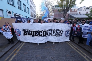 记者：BlueCo必须对球迷抗议做出回应，双方之间的脱节极具破坏性 - 资讯配图