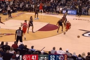 DPOY！莫布里掏掉英格拉姆球 最终造成猛龙失误 - 资讯配图