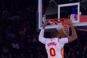 一飞冲天！库明加反击暴扣 老鹰反超比分获本场首次领先 - 资讯配图