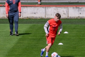 图片报：18岁卡尔进行30分钟个人带球训练，有望战巴黎时完成复出 - 资讯配图