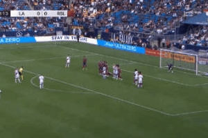 直奔死角！罗伊斯美职联任意球直接破门 - 资讯配图